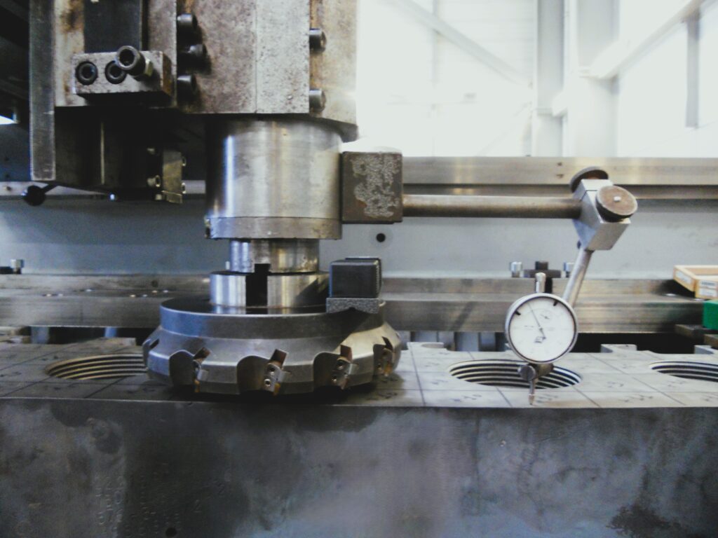 Machine d'usinage mobile utilisée pour le fraisage sur site On-site machining savoir-faire