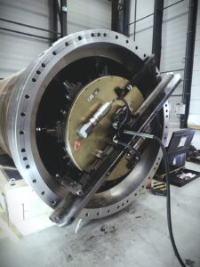 Machine d'usinage mobile utilisée pour le surfaçage sur site On-site machining savoir-faire